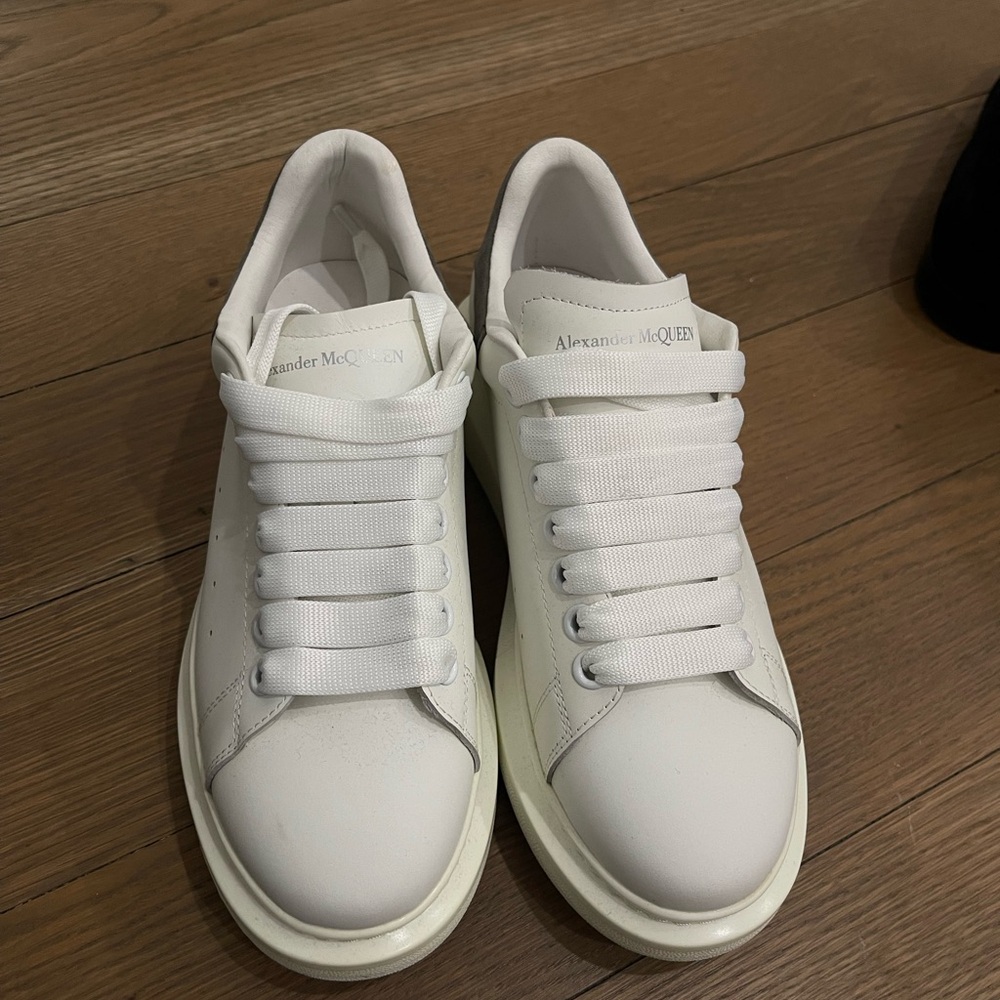 Alexander McQueen White and gray women’s oversized sneaker